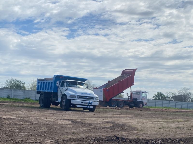 Camiones volcadores durante el movimiento de suelos y la nivelación del terreno