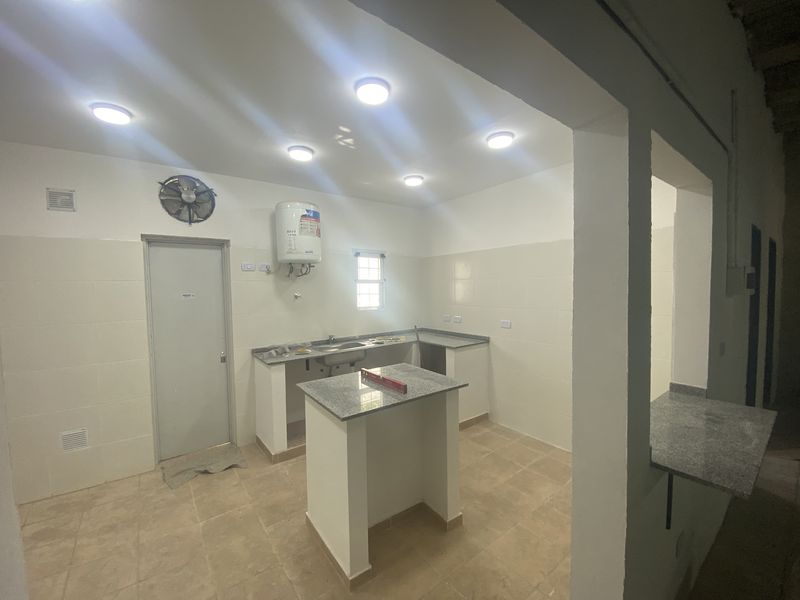 Office y cocina terminados, con mesada de granito, isla e instalaciones a la vista