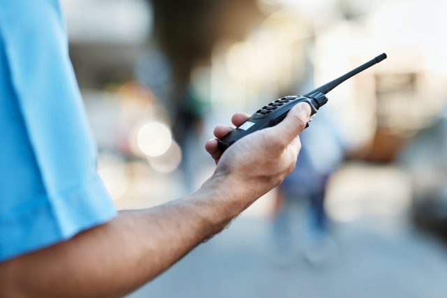 Handy de comunicación en la mano de un encargado
