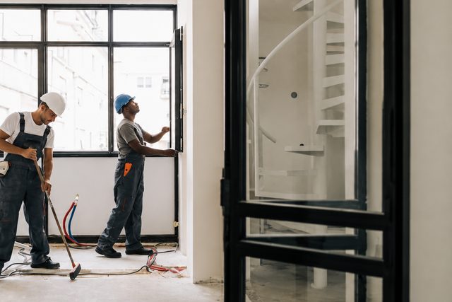 Operarios trabajando en el interior de una obra