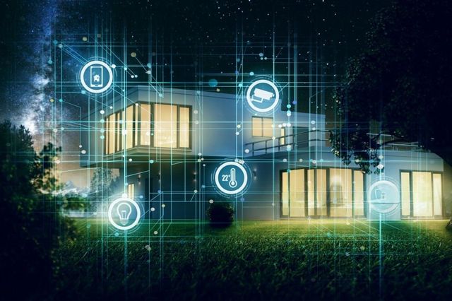 Vivienda de noche con íconos de cámaras y sensores